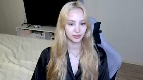 Snapshot of laylapretty001 chatting on June 22, 5:04 am LaylaPretty001 online show from June 22, 5:04 am