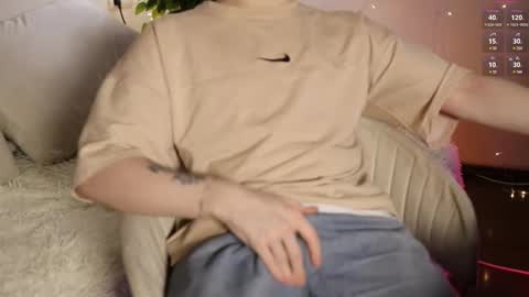 Snapshot of laynevibe chatting on March 8, 6:05 pm ntmu online show from March 8, 6:05 pm