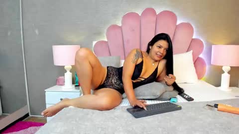 Snapshot of leahfontana chatting on February 7, 3:41 pm Leah Fontana online show from February 7, 3:41 pm