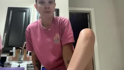 Snapshot of leanneluxecouple chatting on October 21, 10:27 am leanneluxecouple online show from October 21, 10:27 am