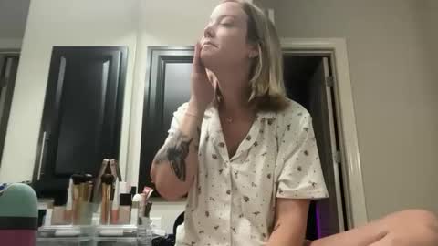 Snapshot of leanneluxecouple chatting on November 3, 12:17 pm leanneluxecouple online show from November 3, 12:17 pm