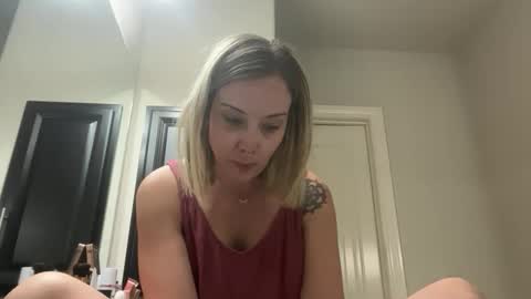 Snapshot of leanneluxecouple chatting on November 5, 11:32 am leanneluxecouple online show from November 5, 11:32 am