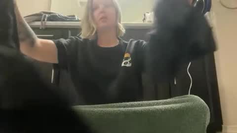 Snapshot of leanneluxecouple chatting on November 17, 11:27 am leanneluxecouple online show from November 17, 11:27 am