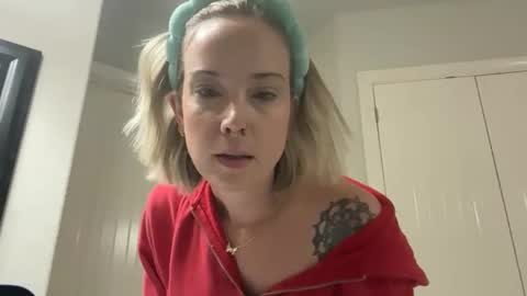 Snapshot of leanneluxecouple chatting on November 18, 11:36 am leanneluxecouple online show from November 18, 11:36 am