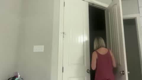 Snapshot of leanneluxecouple chatting on November 24, 12:27 pm leanneluxecouple online show from November 24, 12:27 pm