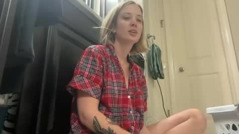 Snapshot of leanneluxecouple chatting on December 3, 11:30 am leanneluxecouple online show from December 3, 11:30 am