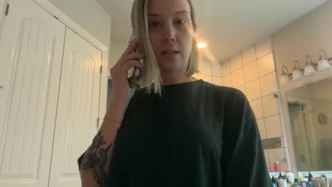 Snapshot of leanneluxecouple chatting on December 14, 2:11 pm leanneluxecouple online show from December 14, 2:11 pm