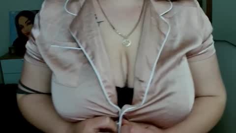 Snapshot of leila_beayte_ chatting on June 19, 5:45 am Leila online show from June 19, 5:45 am