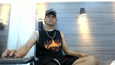 lelehott01 online show from June 25, 2:44 am