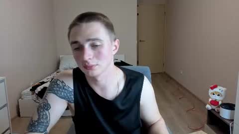Snapshot of leo__miller chatting on June 19, 1:32 am LEO online show from June 19, 1:32 am