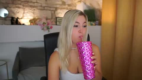 leokitty  online show from November 18, 2:10 pm