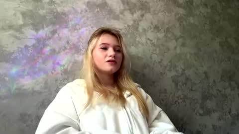 Snapshot of leonidalabrador chatting on July 6, 7:27 am Mia online show from July 6, 7:27 am