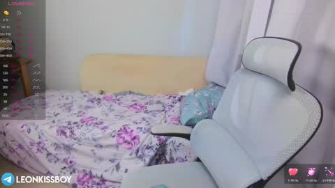 leonkissboy online show from April 1, 10:05 am