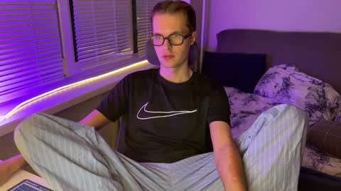 Snapshot of leonnextdoor chatting on February 2, 4:38 pm Leon online show from February 2, 4:38 pm