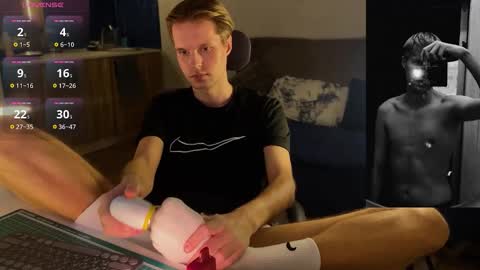 Snapshot of leonnextdoor chatting on February 7, 7:17 pm Leon online show from February 7, 7:17 pm