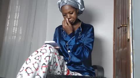 Snapshot of leslie_bebby2 chatting on December 23, 6:22 am leslie online show from December 23, 6:22 am