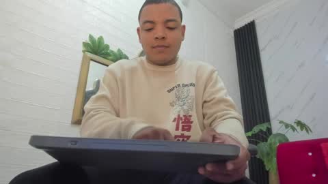 Snapshot of levifiree chatting on June 1, 4:36 am L E V I online show from June 1, 4:36 am