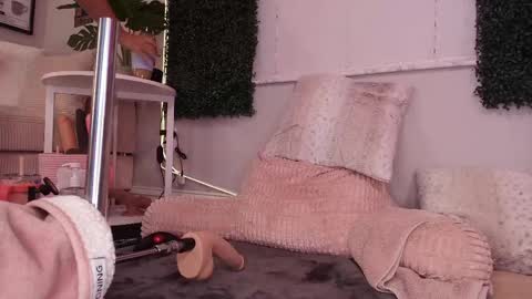 Lexi Smith online show from April 15, 10:22 am