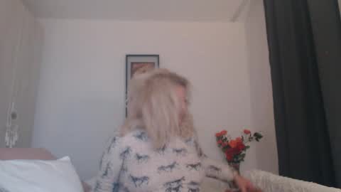 Snapshot of lexxa_blond chatting on February 8, 1:20 am Hannah online show from February 8, 1:20 am