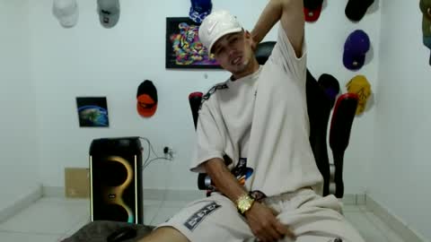 Snapshot of liam_andres12 chatting on June 19, 10:13 pm Andres online show from June 19, 10:13 pm