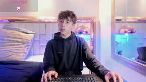 Snapshot of liaml_18_ chatting on November 24, 9:25 pm liaml_18_ online show from November 24, 9:25 pm