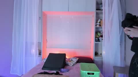         online show from March 27, 11:43 am