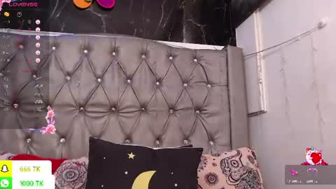 Snapshot of lila_gummy_ chatting on July 9, 2:43 pm online show from July 9, 2:43 pm