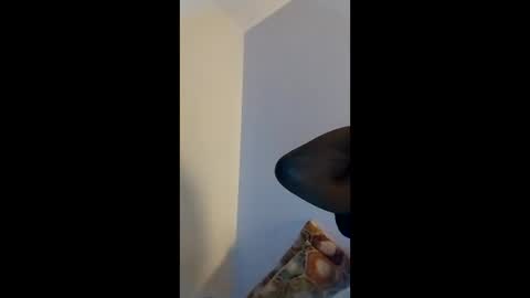 Snapshot of lilcalvo1 chatting on February 5, 10:42 am lilcalvo1 online show from February 5, 10:42 am