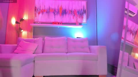 holis soy lily chang no olvides el pulgar arriba es muy importante para mi 3 independent model online show from February 4, 7:42 pm