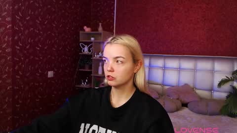 Lilie online show from February 7, 7:49 pm