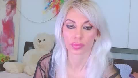 Lara online show from April 4, 7:11 pm