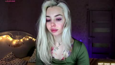 LilliMoore online show from May 22, 11:21 pm