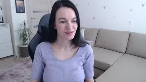 lilliyves online show from April 27, 9:51 am