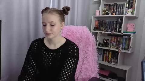 Snapshot of lillyfan_x chatting on October 13, 4:56 am LillyFan X online show from October 13, 4:56 am