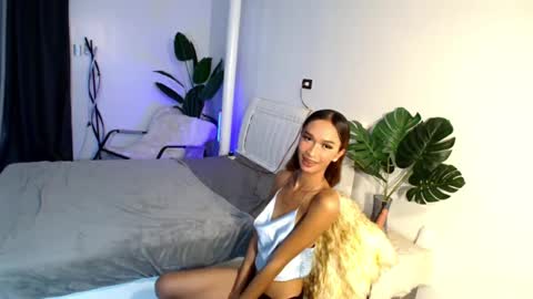 lillyholland online show from February 12, 4:01 am