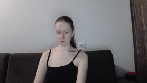Snapshot of lily_love_x chatting on February 5, 1:43 am lily_love_x online show from February 5, 1:43 am