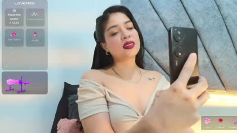 Snapshot of lily_meghan chatting on June 4, 8:15 pm LILY MEGHAN online show from June 4, 8:15 pm