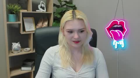 Lily online show from April 8, 1:33 pm