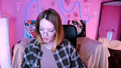 Snapshot of lina_fox12 chatting on May 18, 12:11 pm lina_fox12 online show from May 18, 12:11 pm