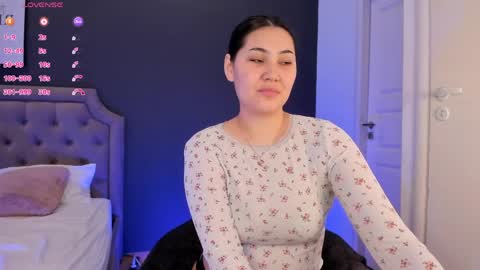 Lina online show from April 2, 11:30 am