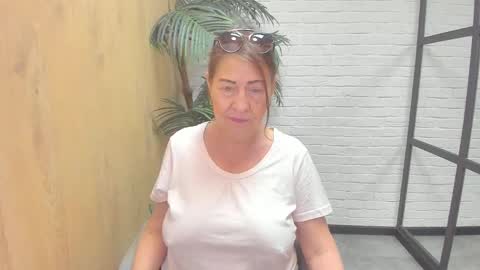 Snapshot of lindahottie chatting on June 5, 6:52 am Linda online show from June 5, 6:52 am