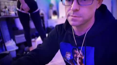 linuxgirlsudosu online show from February 4, 8:13 am