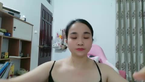 lisa_hanw online show from May 18, 11:38 am