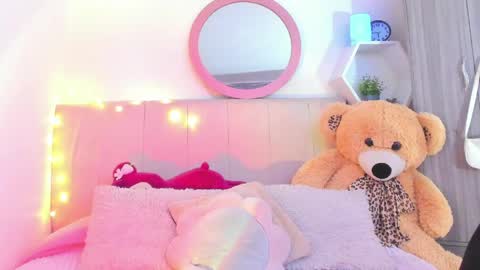 Lisa online show from April 8, 9:15 pm