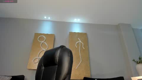 Snapshot of lisaflowersx chatting on June 23, 10:35 am Lisa Flowers online show from June 23, 10:35 am