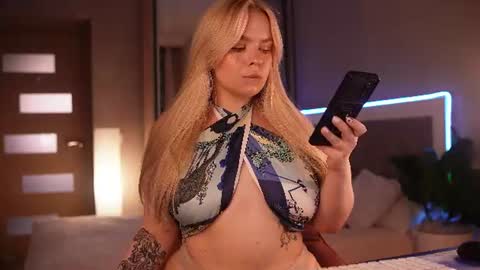 Snapshot of lisalovesweet chatting on June 19, 9:02 am Lisa online show from June 19, 9:02 am