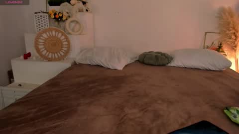 Snapshot of little_clare_ chatting on March 24, 8:52 am little_clare_ online show from March 24, 8:52 am