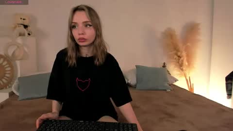 Snapshot of little_clare_ chatting on May 22, 12:33 pm little_clare_ online show from May 22, 12:33 pm