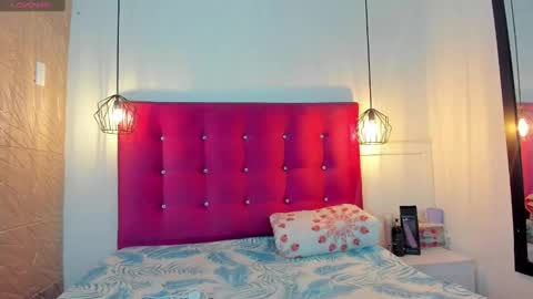 littlesophiie_ online show from February 19, 11:17 am