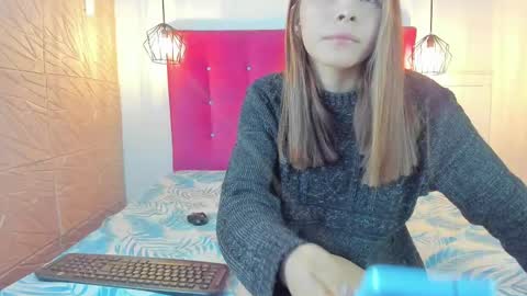 littlesophiie_ online show from February 20, 10:16 am